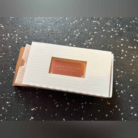 ANASTASIA BEVERLY HILLS | Italian Summer Face Palette | Bronze, Highlight, Blush - Picture 10 of 13